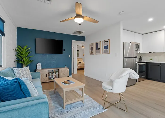 Biltmore 2Br Bungalow #4 - Workspace, Free Parking, Laundry, Patio!