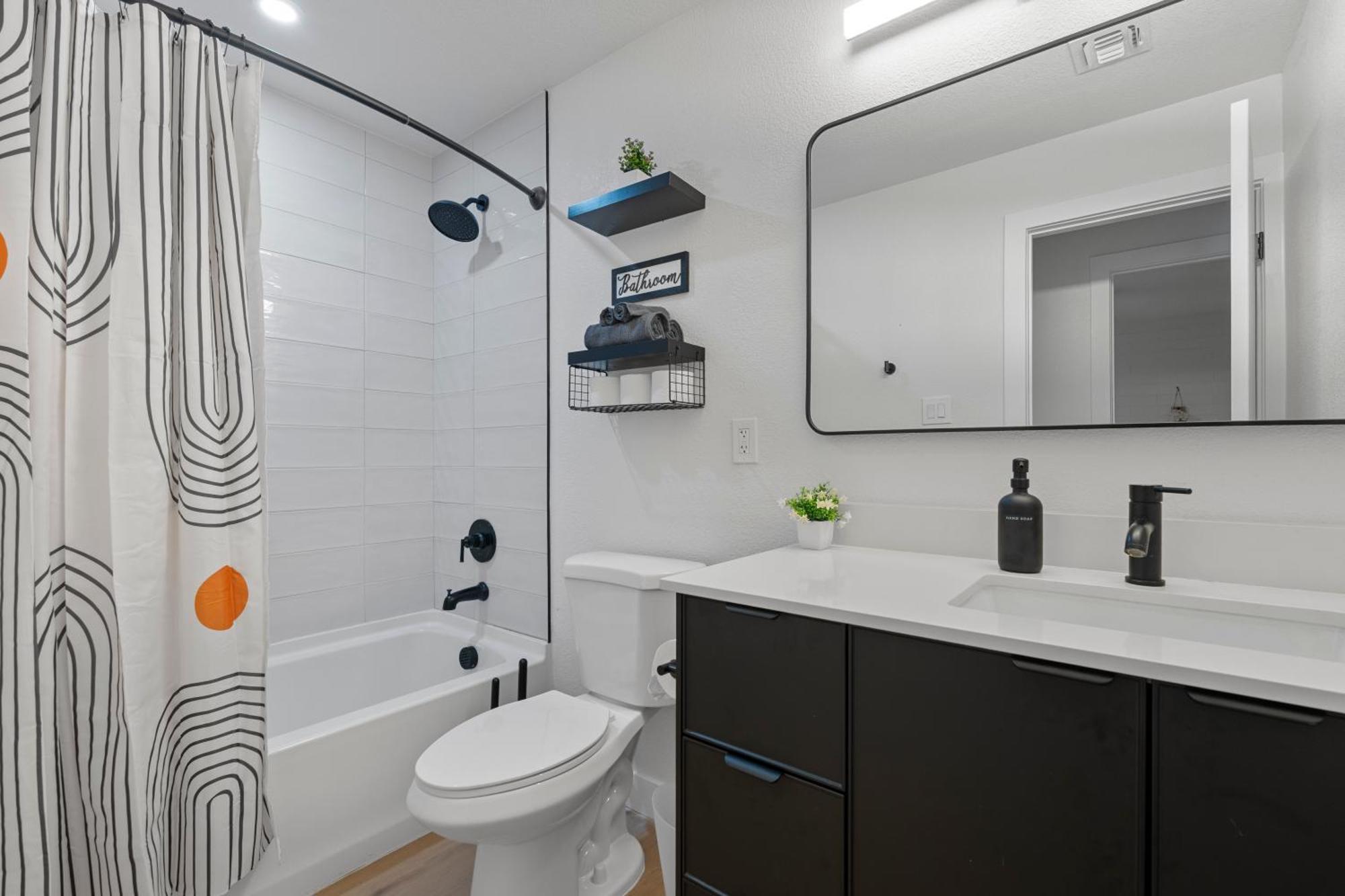 Biltmore 2br #4 - Workspace, Free Parking, Laundry, Patio! *